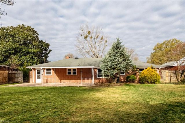 16 McKinley DR, Newport News, VA 23608