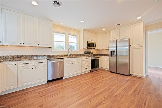 16 McKinley DR, Newport News, VA 23608