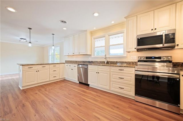 16 McKinley DR, Newport News, VA 23608