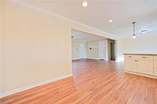 16 McKinley DR, Newport News, VA 23608