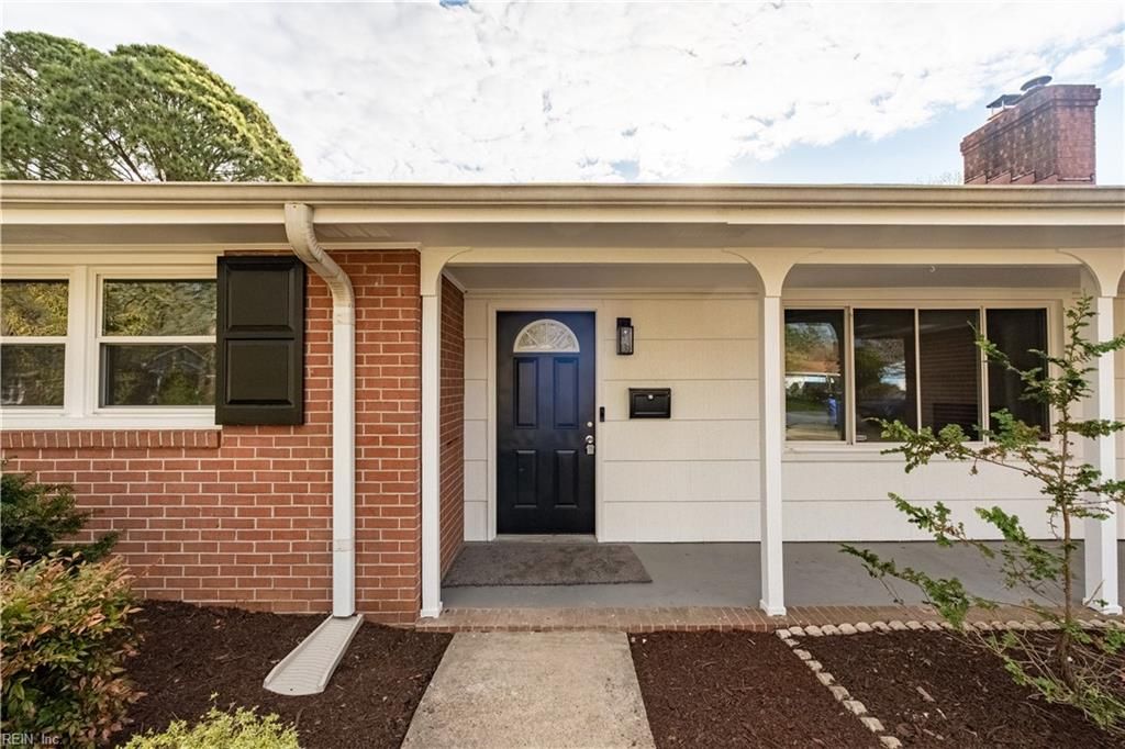 16 McKinley DR, Newport News, VA 23608