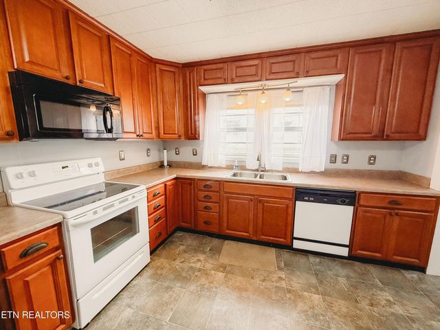 1025 Jones St, Athens, TN 37303