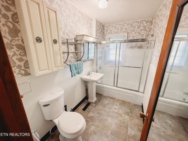 1025 Jones St, Athens, TN 37303