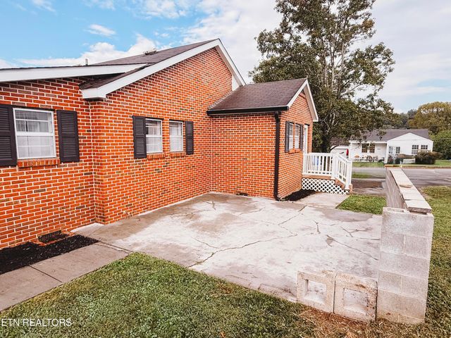 1025 Jones St, Athens, TN 37303