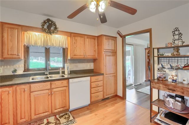 1123 Brookshire Dr, Shenango Twp, PA 16101