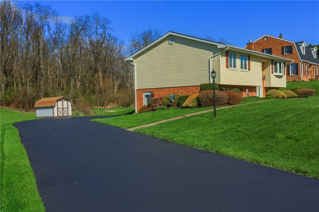 1123 Brookshire Dr, Shenango Twp, PA 16101