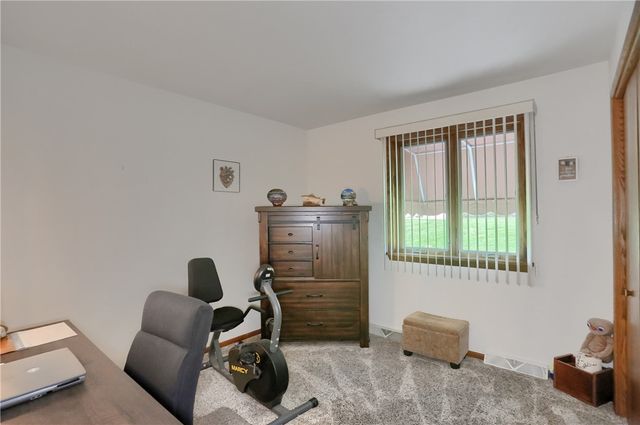 1123 Brookshire Dr, Shenango Twp, PA 16101
