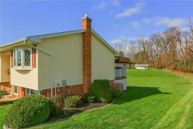 1123 Brookshire Dr, Shenango Twp, PA 16101