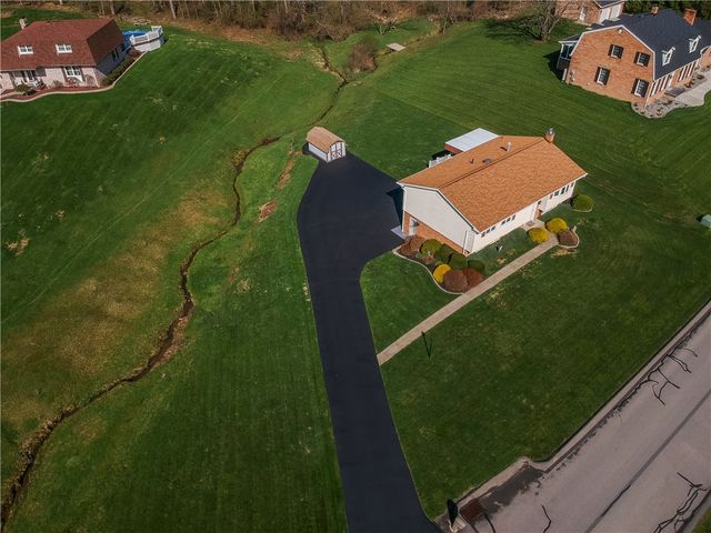 1123 Brookshire Dr, Shenango Twp, PA 16101