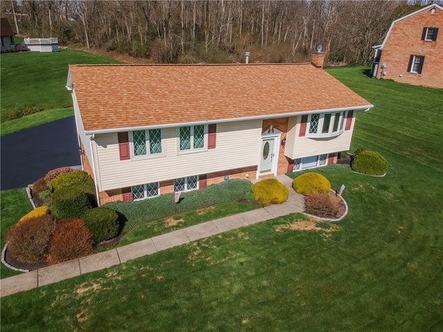 1123 Brookshire Dr, Shenango Twp, PA 16101