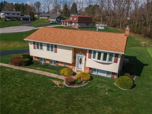 1123 Brookshire Dr, Shenango Twp, PA 16101