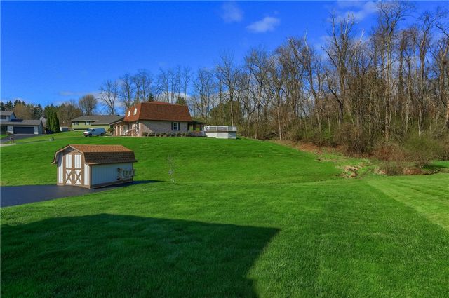 1123 Brookshire Dr, Shenango Twp, PA 16101