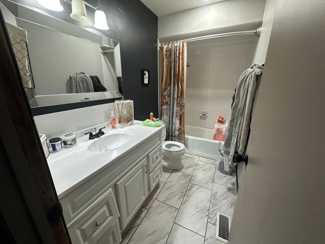5700 Dutch Mill Court D, Hanover Park, IL 60133