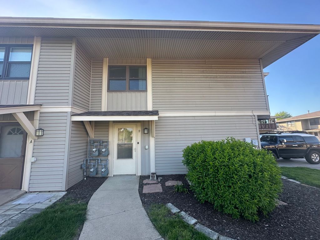 5700 Dutch Mill Court D, Hanover Park, IL 60133
