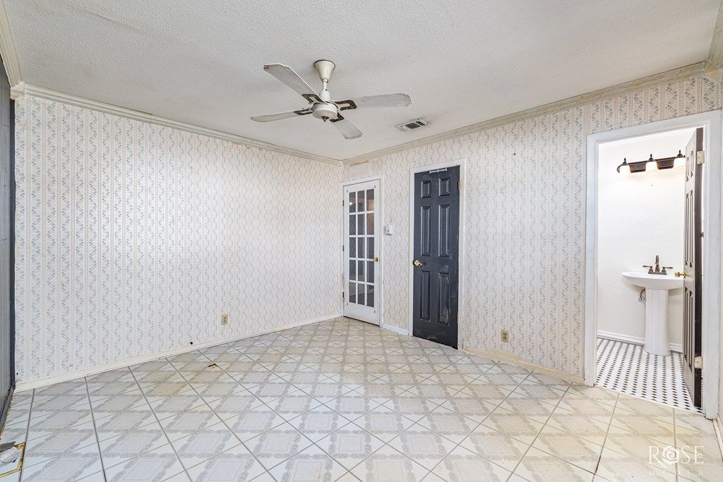 Image 10 of property listing at 510 E Riverside Ave, San Angelo, TX 76905