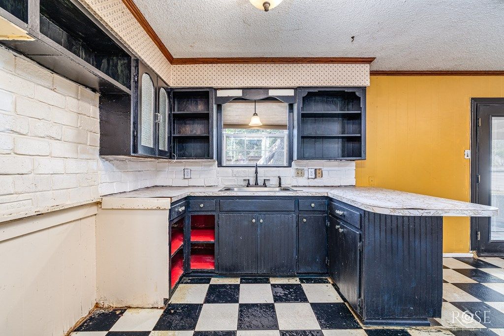Image 6 of property listing at 510 E Riverside Ave, San Angelo, TX 76905