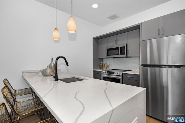 1435 10th Street 208, Fort Lee, NJ 07024