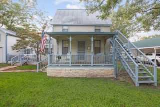 406 N Acorn, Fredericksburg, TX 78624