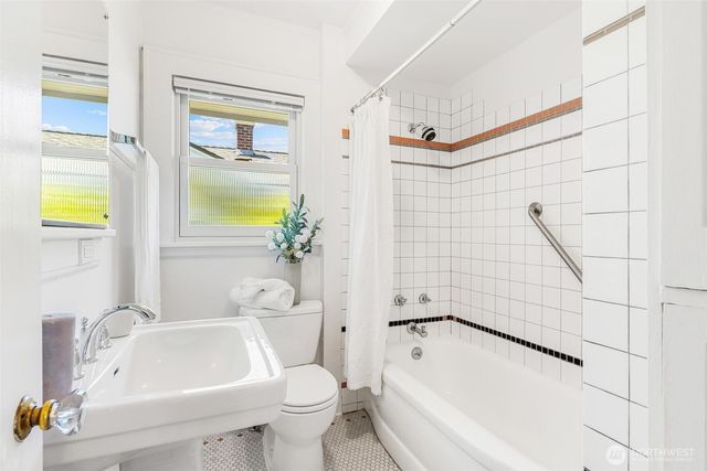 1916 E McGraw Street, Seattle, WA 98112