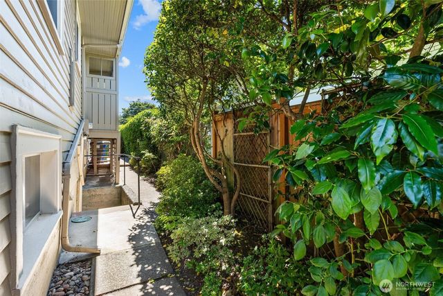 1916 E McGraw Street, Seattle, WA 98112