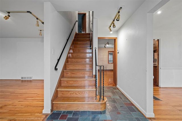 25 Carleton Drive, Mt Lebanon, PA 15243