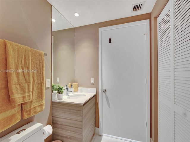 121 NE 34th St 2106A, Miami, FL 33137