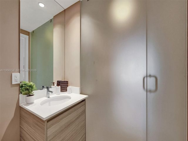 121 NE 34th St 2106A, Miami, FL 33137