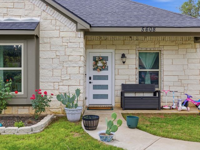 5608 King Court, Fort Worth, TX 76112