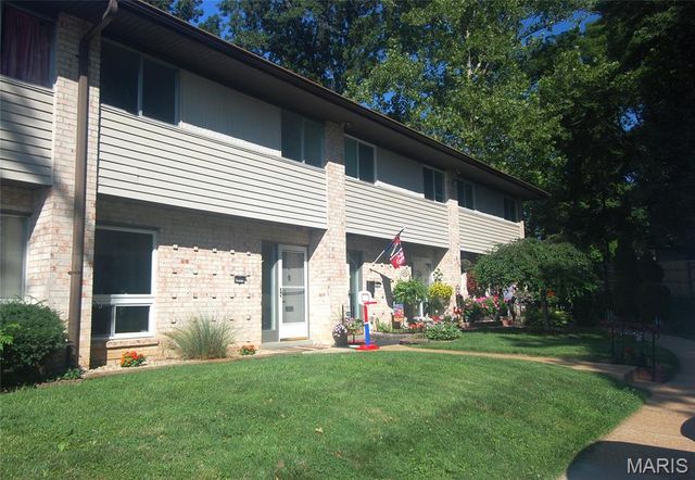 10174 Sakura Drive, St Louis, MO 63128