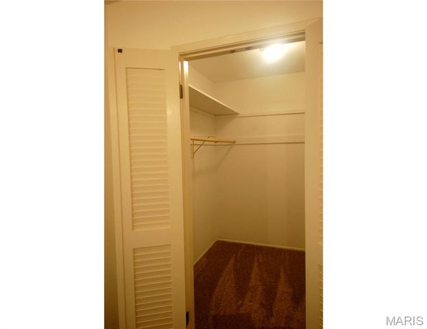 10174 Sakura Drive, St Louis, MO 63128