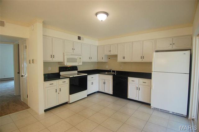 10174 Sakura Drive, St Louis, MO 63128