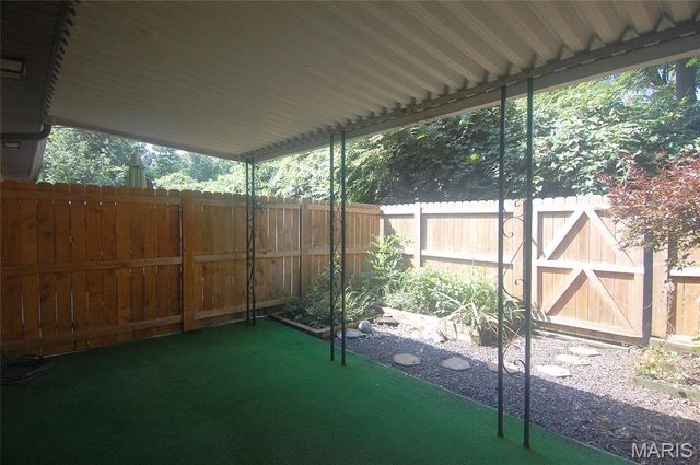 10174 Sakura Drive, St Louis, MO 63128