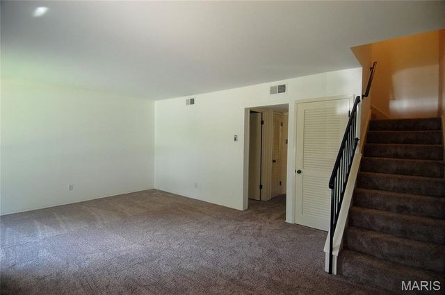 10174 Sakura Drive, St Louis, MO 63128