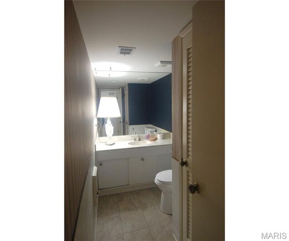 10174 Sakura Drive, St Louis, MO 63128