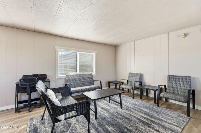 24 W CIRCLE MOUNTAIN Road, New River, AZ 85087