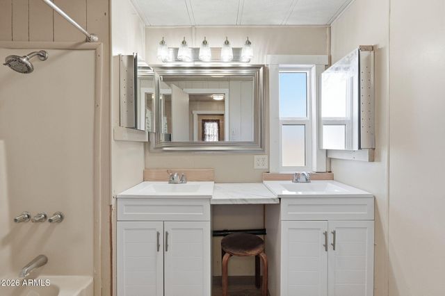 24 W CIRCLE MOUNTAIN Road, New River, AZ 85087