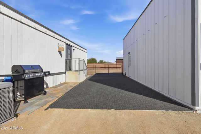 24 W CIRCLE MOUNTAIN Road, New River, AZ 85087