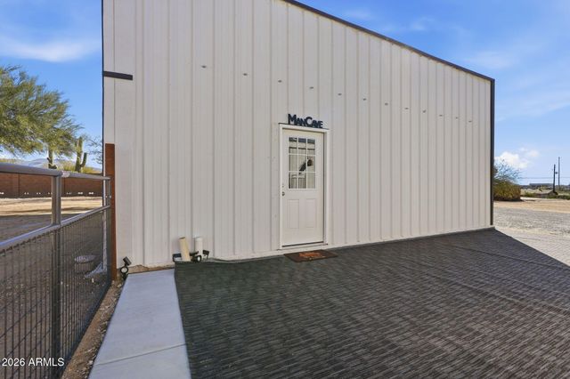 24 W CIRCLE MOUNTAIN Road, New River, AZ 85087