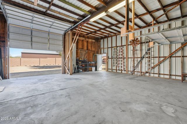 24 W CIRCLE MOUNTAIN Road, New River, AZ 85087