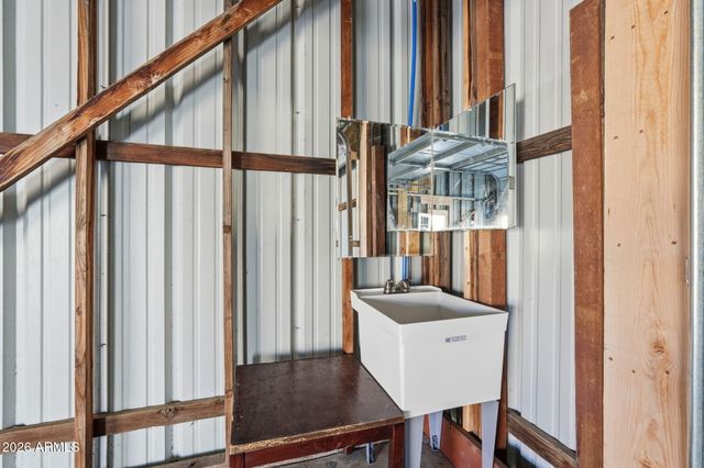 24 W CIRCLE MOUNTAIN Road, New River, AZ 85087