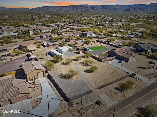 24 W CIRCLE MOUNTAIN Road, New River, AZ 85087