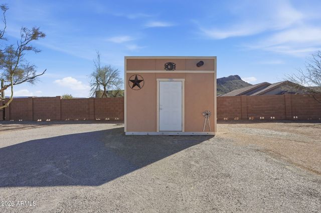 24 W CIRCLE MOUNTAIN Road, New River, AZ 85087