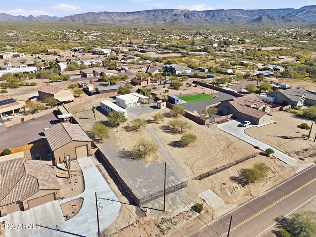 24 W CIRCLE MOUNTAIN Road, New River, AZ 85087