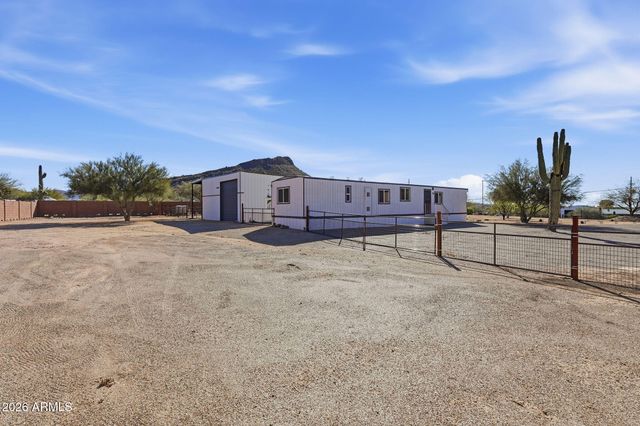 24 W CIRCLE MOUNTAIN Road, New River, AZ 85087