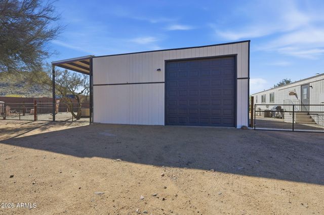 24 W CIRCLE MOUNTAIN Road, New River, AZ 85087