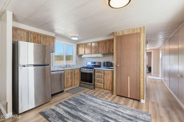 24 W CIRCLE MOUNTAIN Road, New River, AZ 85087