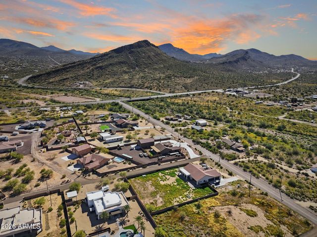 24 W CIRCLE MOUNTAIN Road, New River, AZ 85087