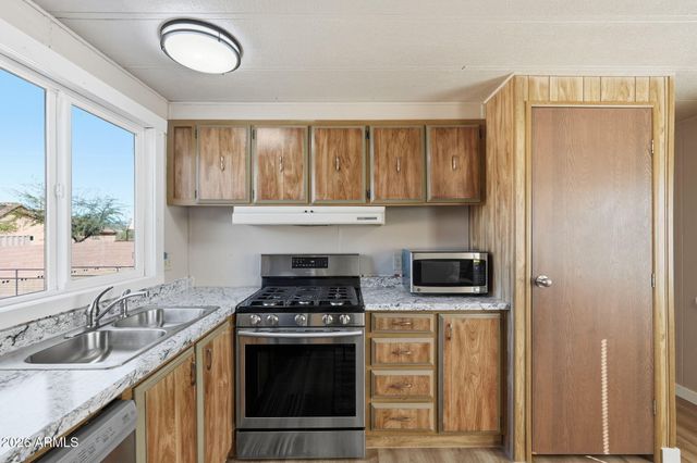 24 W CIRCLE MOUNTAIN Road, New River, AZ 85087