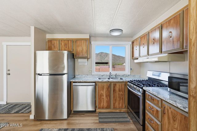 24 W CIRCLE MOUNTAIN Road, New River, AZ 85087