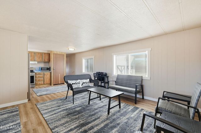 24 W CIRCLE MOUNTAIN Road, New River, AZ 85087